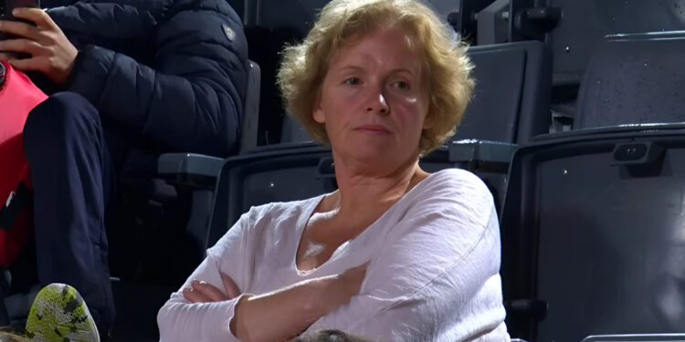 Alldaynews.gr Πήρε θέση η μητέρα του Τσιτσιπά για την επίθεση του σκύλου της: «Ήταν η δίδυμη αδερφή μου»