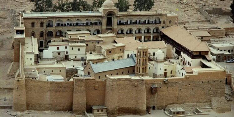 Η Αίγυπτος ξεκαθαρίζει πως η δικαστική απόφαση δεν αλλάζει αλλά εδραιώνει το καθεστώς της Μονής Σινά