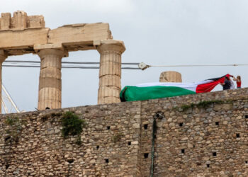 Προσήχθησαν 15 μέλη της Νέας Αριστεράς που ύψωσαν παλαιστινιακή σημαία στην Ακρόπολη