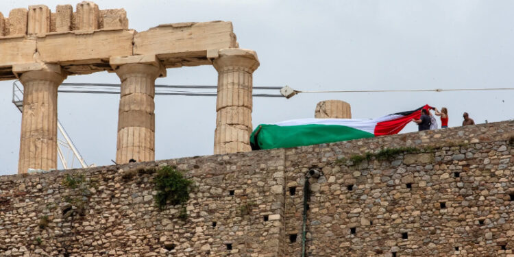 Προσήχθησαν 15 μέλη της Νέας Αριστεράς που ύψωσαν παλαιστινιακή σημαία στην Ακρόπολη