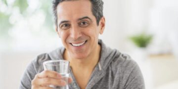 Alldaynews.gr Τι συμβαίνει στο σώμα μας εάν πίνουμε 2 λίτρα νερό τη μέρα;