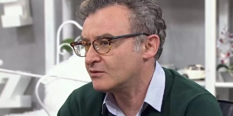 Alldaynews.gr Νίκος Ορφανός: Πρησμένος και με ράμματα στο κεφάλι – Τι συμβαίνει με την υγεία του