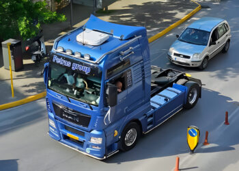 Θεάρα νύφη πήγε στην εκκλησία με 18 νταλίκες – Χαμός από κορναρίσματα κατά τη διαδρομή