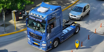 Θεάρα νύφη πήγε στην εκκλησία με 18 νταλίκες – Χαμός από κορναρίσματα κατά τη διαδρομή