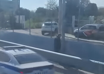 Ελληναράς οδηγός άφησε στην μέση του Κηφισού το ΙΧ για να… κάνει την ανάγκη του: Σταμάτησε δίπλα περιπολικό