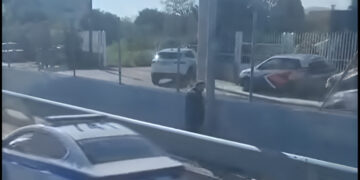 Alldaynews.gr Ελληναράς οδηγός άφησε στην μέση του Κηφισού το ΙΧ για να… κάνει την ανάγκη του: Σταμάτησε δίπλα περιπολικό