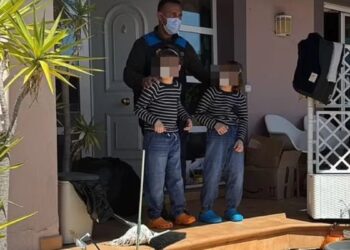 Τρία παιδιά είδαν το φως του ήλιου μετά από 4 χρόνια: Οι γονείς τους τα είχαν σε «lockdown λόγω Covid»