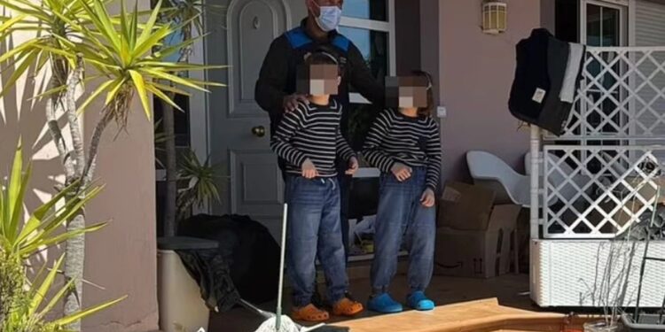 Τρία παιδιά είδαν το φως του ήλιου μετά από 4 χρόνια: Οι γονείς τους τα είχαν σε «lockdown λόγω Covid»