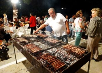 Τέλος οι υπαίθριες ψησταριές και τα σουβλάκια στα πανηγύρια – Φαγητό μόνο με catering στον νέο νόμο – Αντιδράσεις λόγω του κόστους