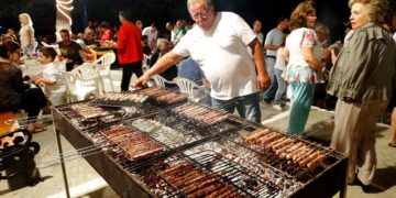 Τέλος οι υπαίθριες ψησταριές και τα σουβλάκια στα πανηγύρια – Φαγητό μόνο με catering στον νέο νόμο – Αντιδράσεις λόγω του κόστους