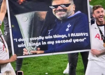 Τότεναμ: Το επικό… Thug Life πανό των παικτών για τον Άγγελο Ποστέκογλου (video)