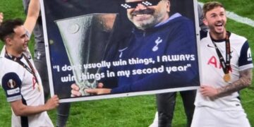 Τότεναμ: Το επικό… Thug Life πανό των παικτών για τον Άγγελο Ποστέκογλου (video)