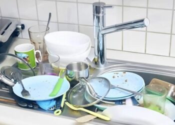 Η ψυχολογική σημασία του να αφήνεις βρώμικα πιάτα και γιατί δεν πρέπει να στοιβάζονται