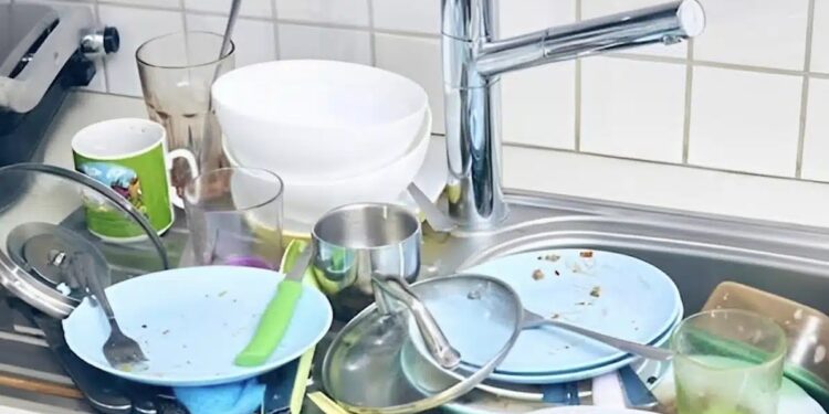 Η ψυχολογική σημασία του να αφήνεις βρώμικα πιάτα και γιατί δεν πρέπει να στοιβάζονται