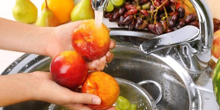 Alldaynews.gr Δεν το κάνει κανείς – Η μέθοδος που εξαλείφει το 90% των φυτοφαρμάκων από φρούτα και τα λαχανικά