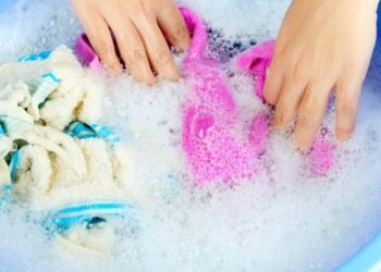 Έπεσε χλωρίνη στα ρούχα σας – Έξυπνα tips για να εξαφανίσετε τον λεκέ