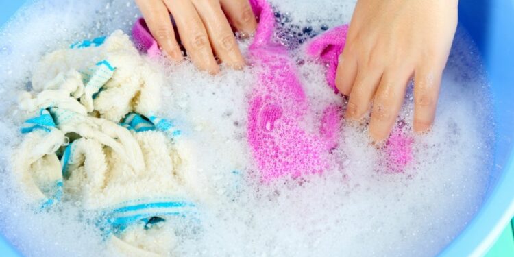 Έπεσε χλωρίνη στα ρούχα σας – Έξυπνα tips για να εξαφανίσετε τον λεκέ