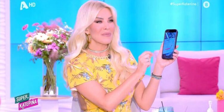 Κατερίνα Καινούργιου: Της τράκαραν το αυτοκίνητο – Το σημείωμα που βρήκε πριν πάει στην εκπομπή της