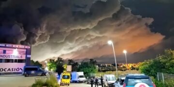 Alldaynews.gr Ισπανία: Πάνω 160.000 άνθρωποι παραμένουν στα σπίτια τους λόγω τοξικού νέφους χλωρίου