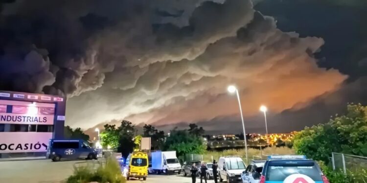 Alldaynews.gr Ισπανία: Πάνω 160.000 άνθρωποι παραμένουν στα σπίτια τους λόγω τοξικού νέφους χλωρίου