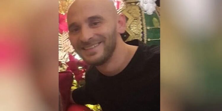 Alldaynews.gr ΕΚΤΑΚΤΟ: Βρέθηκε νεκρός – Ούρλιαζε η γυναίκα του 43χρονου Σπύρου Σέββου: «Ποιός πείραξε τον άντρα μου» (video)