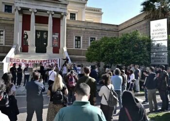 Συγκέντρωση διαμαρτυρίας για τις νέες ταυτότητες στο κέντρο της Αθήνας – «Όχι στο χάραγμα του Αντίχρıστου»