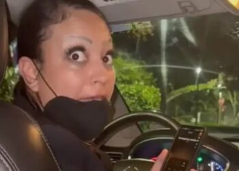 Γυναίκα ταξιτζής τράβηξε όπλο σε πελάτη επειδή της έκανε υποδείξεις για τη διαδρομή (video)