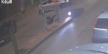 Θεσσαλονίκη: Οδηγός μηχανής εκσφενδονίστηκε στον αέρα έπειτα από σφοδρή σύγκρουση με ΙΧ (video)