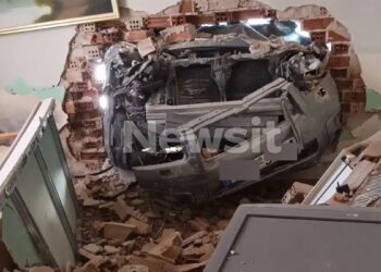 Αυτοκίνητο «μπούκαρε» στο σαλόνι σπιτιού – «Πίστεψα πως έπεσε κεραυνός» (video)