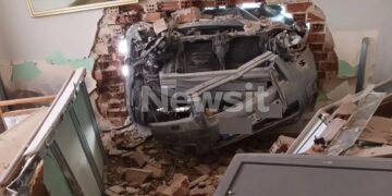 Alldaynews.gr Αυτοκίνητο «μπούκαρε» στο σαλόνι σπιτιού – «Πίστεψα πως έπεσε κεραυνός» (video)