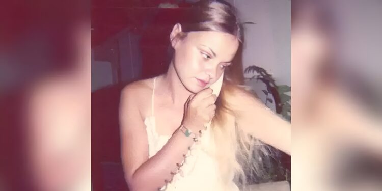 Alldaynews.gr Πήγε για τσιγάρα και βρέθηκε νεκρή σε έναν σκαραβαίο – 50 χρόνια μετά ο γιος της μαθαίνει την αλήθεια