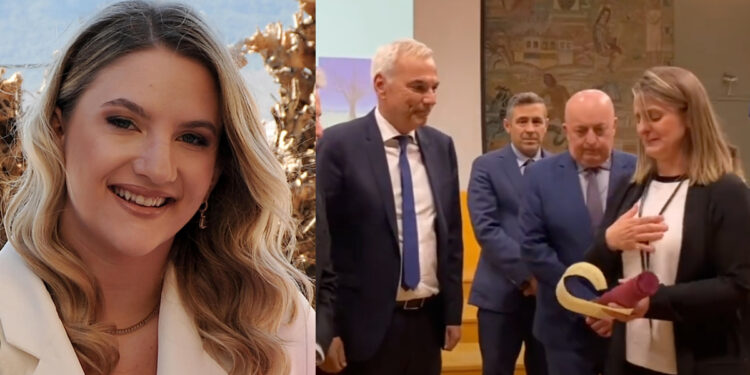Alldaynews.gr Συγκίνηση στο ΑΠΘ: Οι γονείς της Θωμαής Πλακιά παρέλαβαν το πτυχίο της