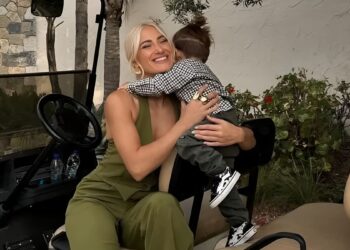 Ο γιος της Ιωάννας Τούνη αγκαλιά με ένα φίδι, το νέο κατοικίδιο του Δημήτρη Αλεξάνδρου