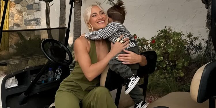 Ο γιος της Ιωάννας Τούνη αγκαλιά με ένα φίδι, το νέο κατοικίδιο του Δημήτρη Αλεξάνδρου