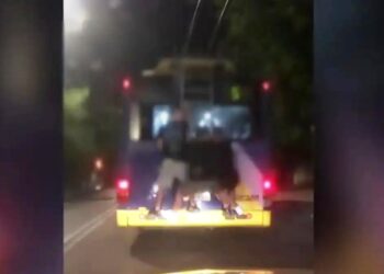 Νεαροί κρεμάστηκαν στο πίσω μέρος τρόλεϊ για να πάνε «βόλτα» – Δείτε βίντεο