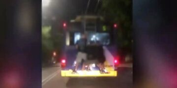 Νεαροί κρεμάστηκαν στο πίσω μέρος τρόλεϊ για να πάνε «βόλτα» – Δείτε βίντεο