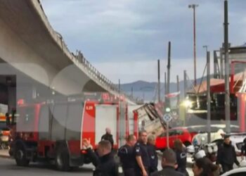 Φορτηγό έπεσε από αερογέφυρα της Π. Ράλλη και κατέληξε πάνω σε αυτοκίνητα στη Λ. Θηβών (video)