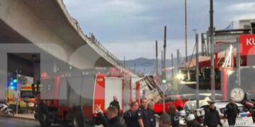 Alldaynews.gr Φορτηγό έπεσε από αερογέφυρα της Π. Ράλλη και κατέληξε πάνω σε αυτοκίνητα στη Λ. Θηβών (video)