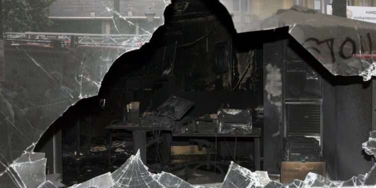 «Τα πιο ασφαλή τζάμια είναι τα triplex γιατί και να σπάσει το γυαλί δεν το αφήνει να πέσει κάτω» λέει ειδικός για την τραγωδία με την 7χρονη στην Καλλιθέα