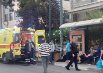 Αυτοκίνητο έπεσε σε στάση, παρέσυρε τρία άτομα και εξαφανίστηκε από το σημείο – «Σκοτώστε με, μαχαιρώστε με» φώναζε ο οδηγός