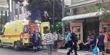 Αυτοκίνητο έπεσε σε στάση, παρέσυρε τρία άτομα και εξαφανίστηκε από το σημείο – «Σκοτώστε με, μαχαιρώστε με» φώναζε ο οδηγός