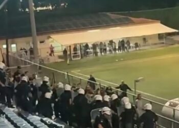 Άγριο ξύλο σε συμπλοκή οπαδών με τα ΜΑΤ στον τελικό του Κυπέλλου Ερασιτεχνών