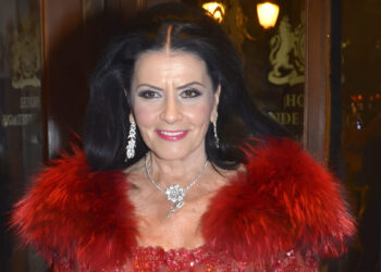 Λούζεται κάθε 8 μέρες και τρώει 3 πράγματα για πρωινό: Η 90χρονη Ζωζώ Σαπουντζάκη εξηγεί τα μuστικά νεότητάς της