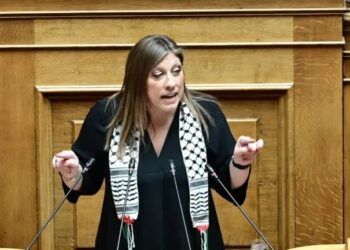 Η Ζωή Κωνσταντοπούλου στη Βουλή με παλαιστινιακή μαντίλα και φωτογραφία του Γρηγόρη Λαμπράκη