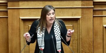 Alldaynews.gr Η Ζωή Κωνσταντοπούλου στη Βουλή με παλαιστινιακή μαντίλα και φωτογραφία του Γρηγόρη Λαμπράκη