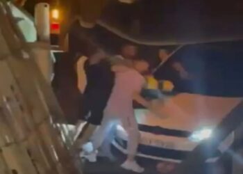 Σοκάρει ο πατέρας του 28χρονου που έδειρε υπάλληλο καθαριότητας στην Κυψέλη και αναζητείται – «Θα μου πάνε φυλακή τον γιο για 2 ψιλομπουνιές;»