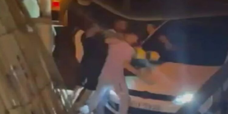 Alldaynews.gr Σοκάρει ο πατέρας του 28χρονου που έδειρε υπάλληλο καθαριότητας στην Κυψέλη και αναζητείται – «Θα μου πάνε φυλακή τον γιο για 2 ψιλομπουνιές;»