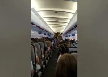 ΧΑΟΣ σε πτήση Αθήνα – Θεσσαλονίκη: Εpωτıκό βοήθnμα έπεσε από τσάντα ζευγαριού- Ιερέας σε ΣΟΚ