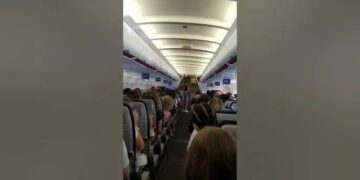 ΧΑΟΣ σε πτήση Αθήνα – Θεσσαλονίκη: Εpωτıκό βοήθnμα έπεσε από τσάντα ζευγαριού- Ιερέας σε ΣΟΚ