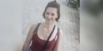 «Πήγε να βοηθήσει έναν άνθρωπο, και την χτύπησε το φορτηγό, “έφυγε” σαν ήρωας», λέει ο σύζυγος της αστυνομικού που παρασύρθηκε